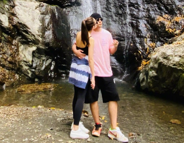 周杰倫夫婦同框秀恩愛，夫妻赤腳水中嬉戲，昆凌曬老公視角照超仙