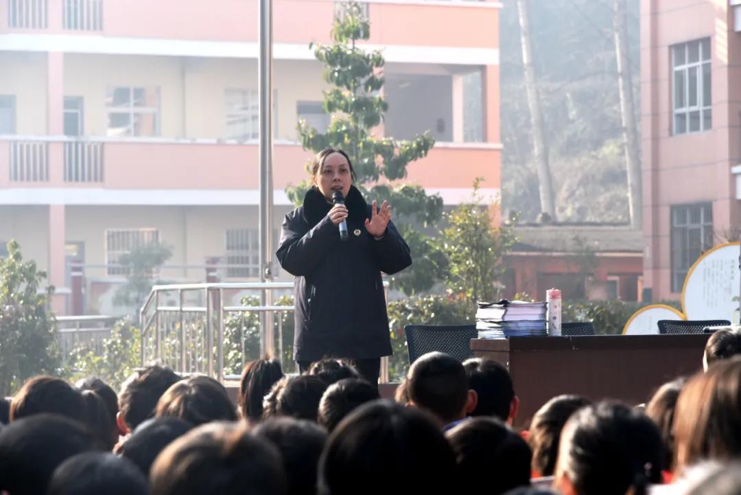 宣威检察官寒假前的叮嘱：一起学习法律吧！