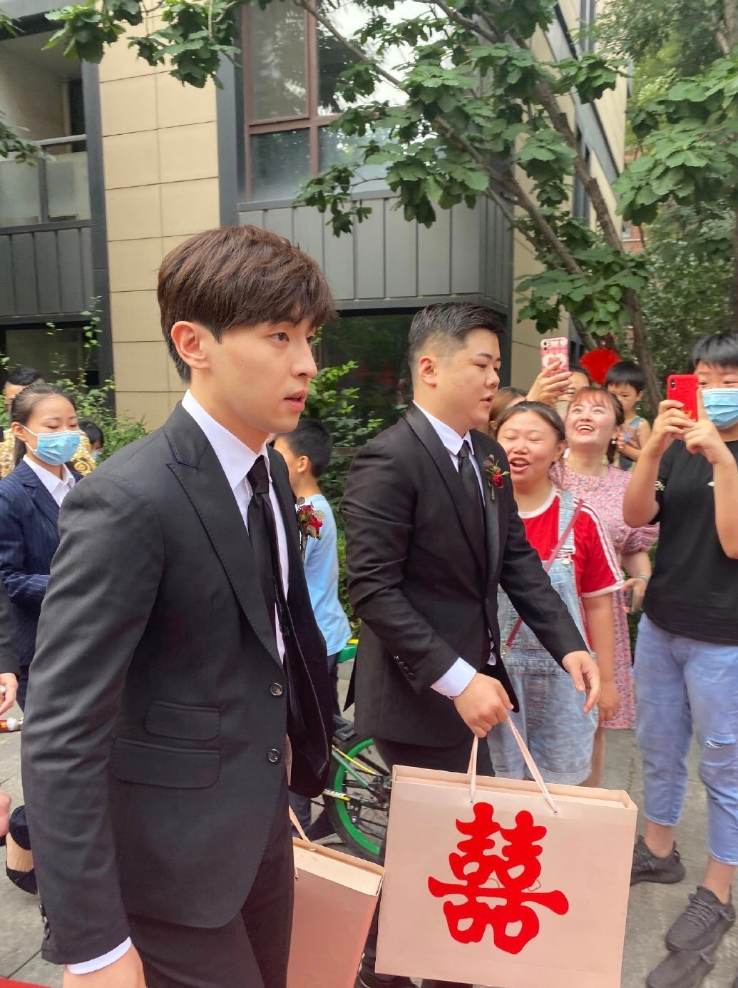 尖叫|伴娘团失声尖叫！邓伦又回“村里”当伴郎 被赞重感情舍得份子钱