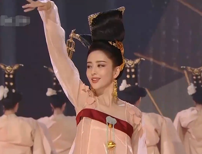 佟丽娅618舞台大秀舞技，镜头放大她的脸，这状态哪像是36岁？