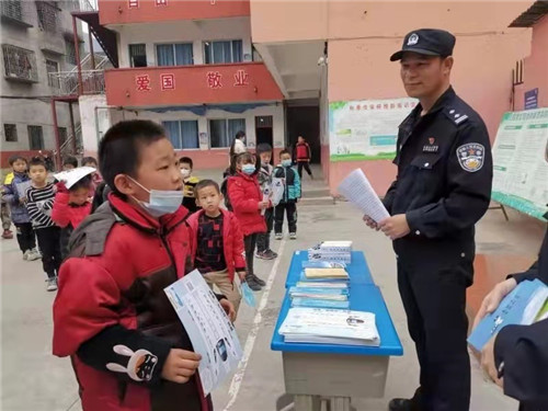 广西桂林铁路警方进校开展爱路护路法制宣传