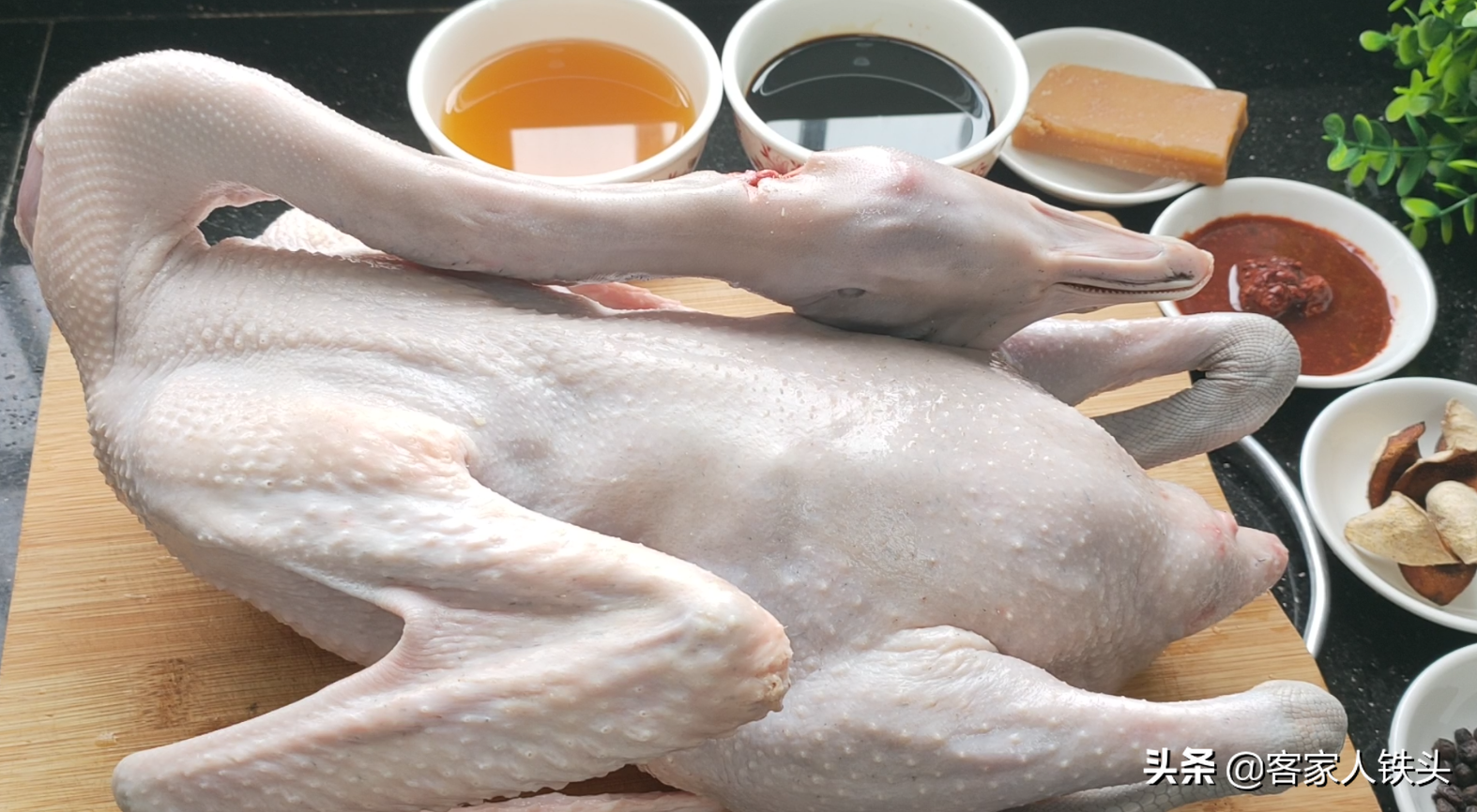 廣東人愛吃的碌鵝：教你家常做法，配料簡單步驟少，1大隻不夠吃