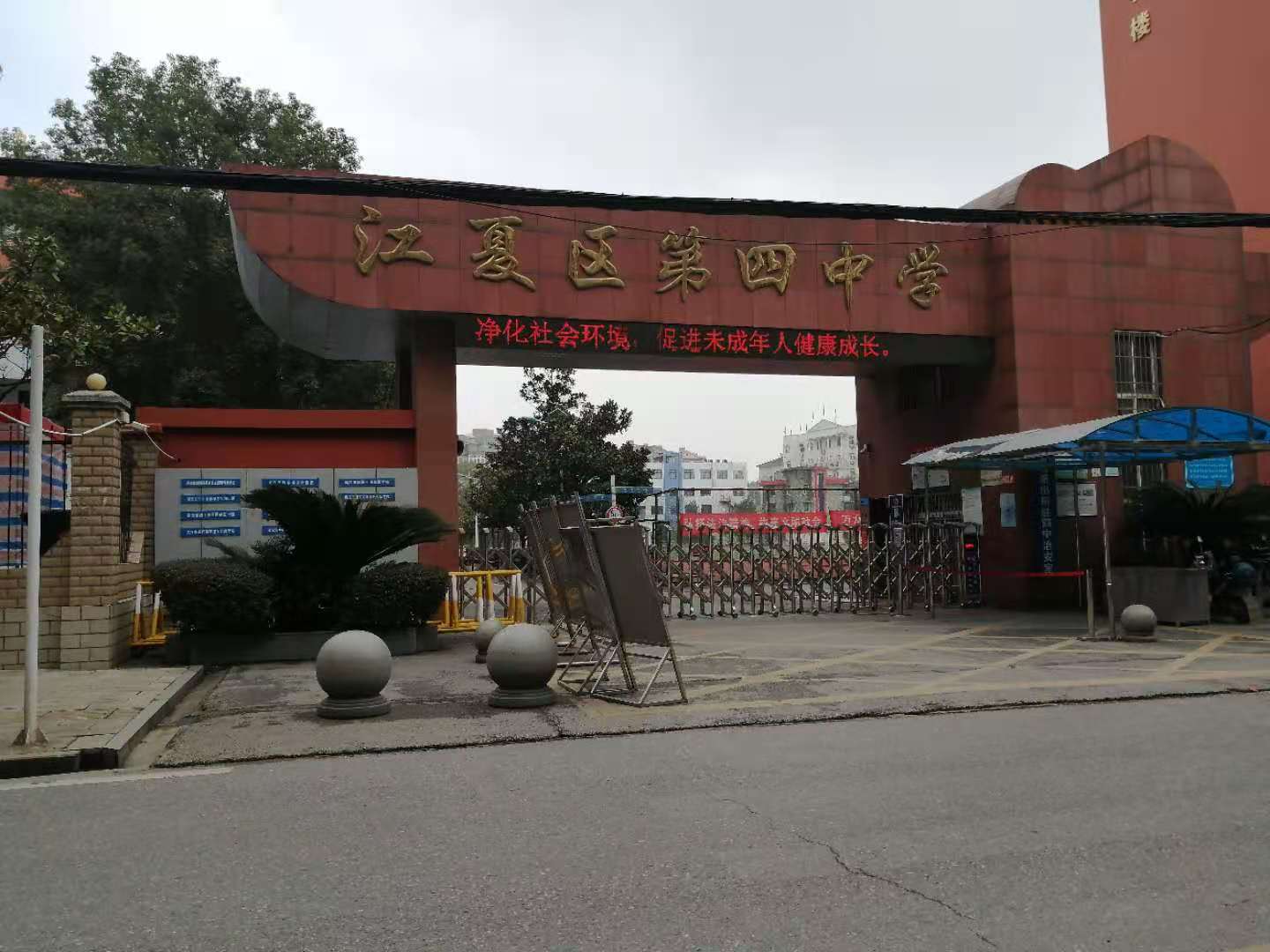 环境脏乱，无证配餐，武汉市江夏区查处两中学食安问题