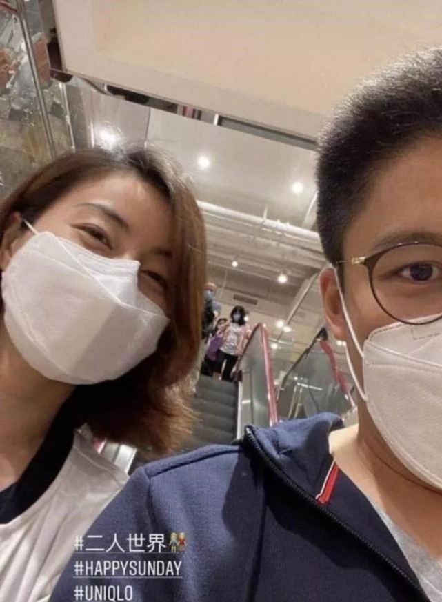 霍启刚抱女儿坐地铁感受生活，三岁霍中妍越长越美太像奶奶朱玲玲