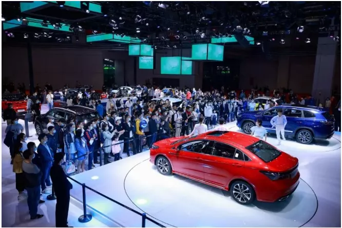 滴滴下架但还能打车，特斯拉召回后又公布销量，吉利撤回IPO