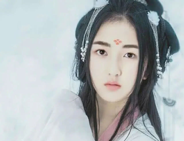 张子枫：我不适合古装，导演：试试嘛，看清后：没有男演员能配上