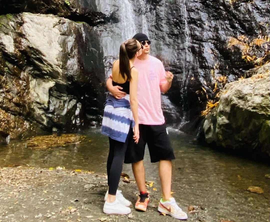 周杰伦和岳父一起过父亲节，同时向昆凌送吻，周董边亲边笑超害羞