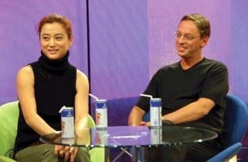 “玉兔精”李玲玉庆58岁生日，皮肤细腻似少女，混血儿子颜值超高