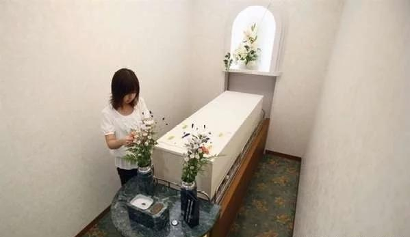 走進日本的屍體旅館：遺體太多來不及火化，家屬和死者同住