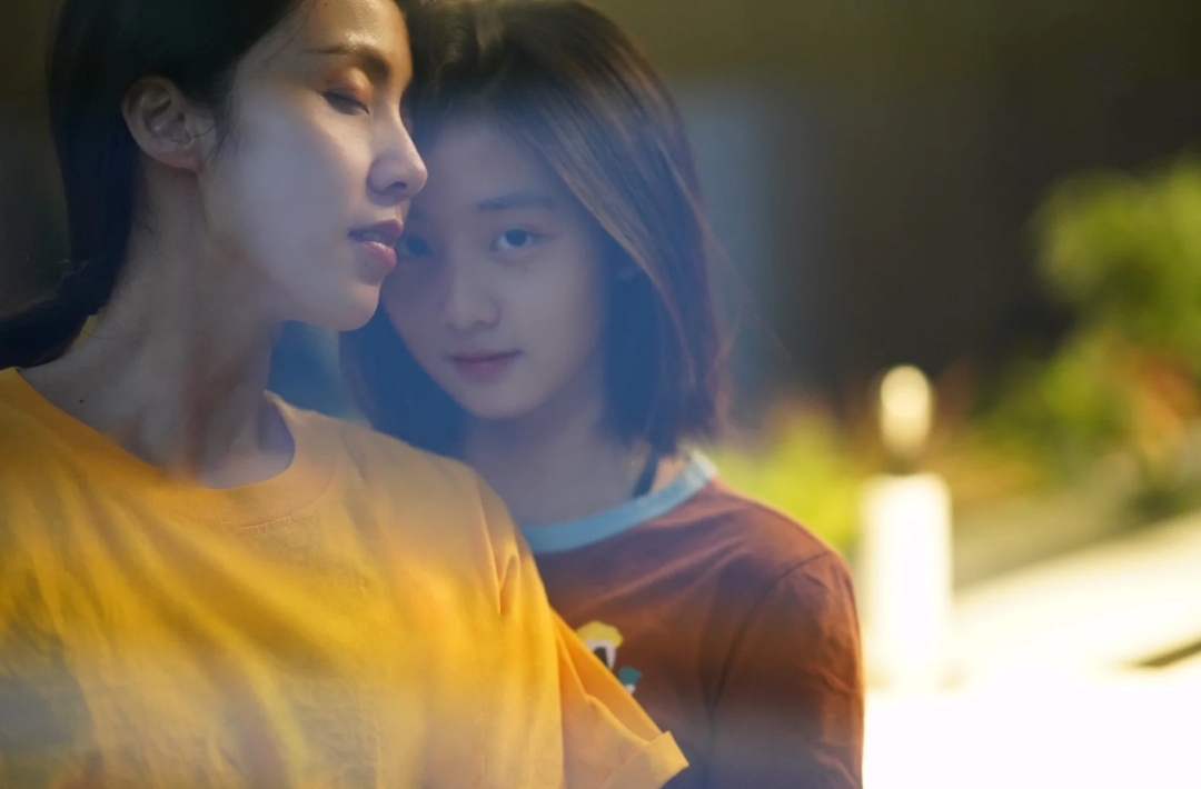 黄磊为妻女掌镜，多多依偎着孙莉如贴心小棉袄，母女同框超养眼