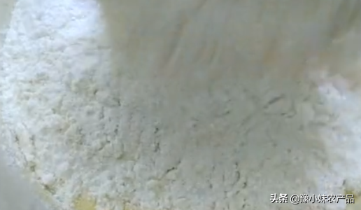 铁棍山药+鸡蛋做成小面食，内里绵软表皮香脆，香喷喷像小面包