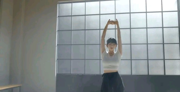 程潇在练习室里跳芭蕾，镜头拉近的那一刻，宅