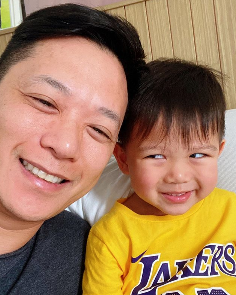 胡杏儿老公分享儿子第一天上学，奕霆不哭不闹与爸爸碰拳告别