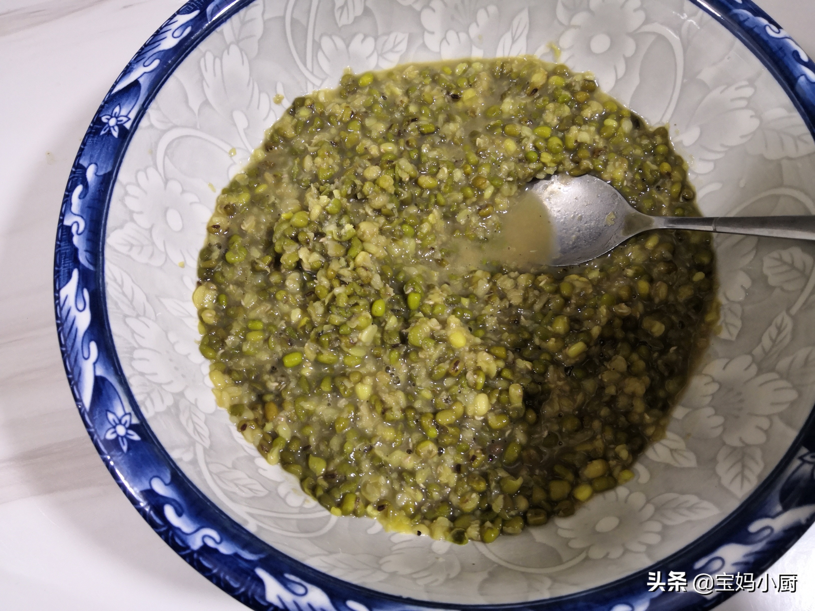 用綠豆湯做發糕火了，天熱常吃好，一攪一蒸就出鍋，有彈性還蓬鬆