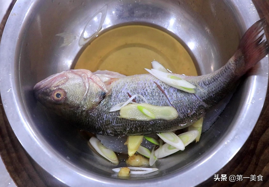 图片[3]-饭店的清蒸鲈鱼为啥好吃又不腥？原来去腥有技巧 厨师长教如何做-起舞食谱网