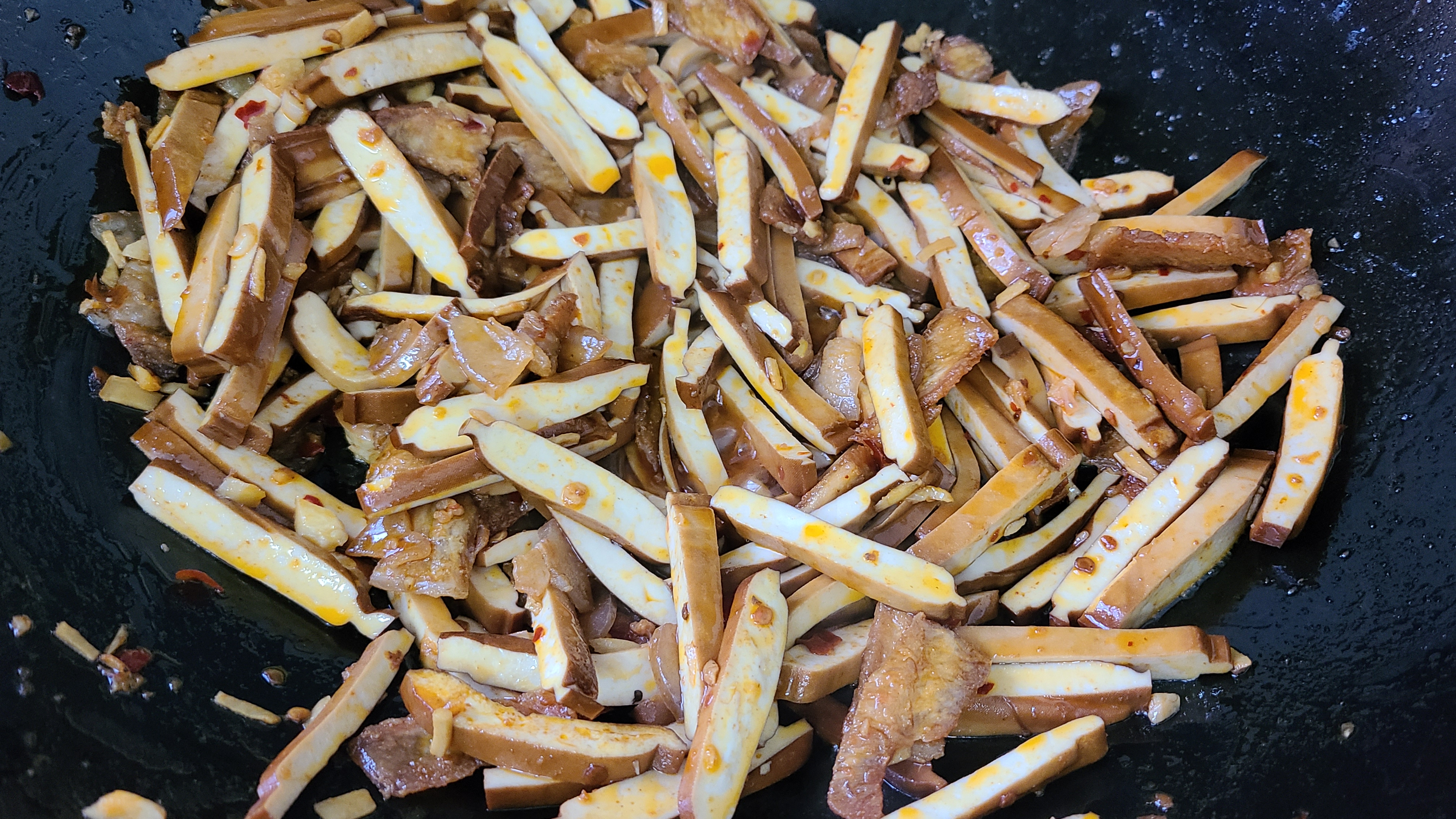 炒香干，又香又下饭的家常菜，简单好吃，成本才20块
