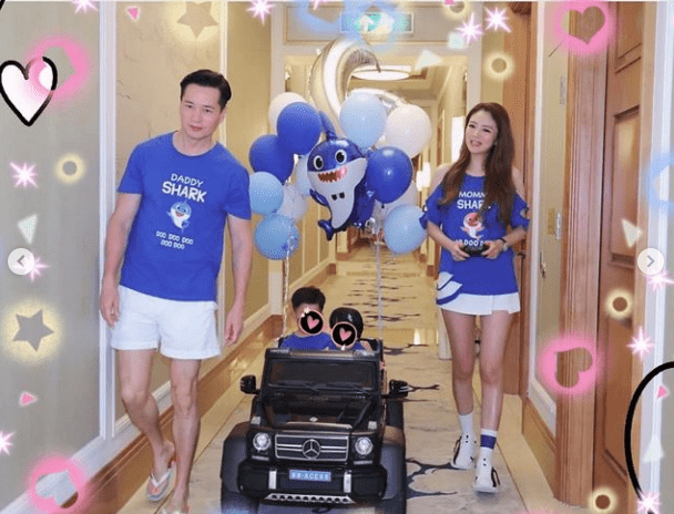 安以轩夫妇庆祝儿子满两岁，66和妹妹罕露正脸，一个像爸一个像妈