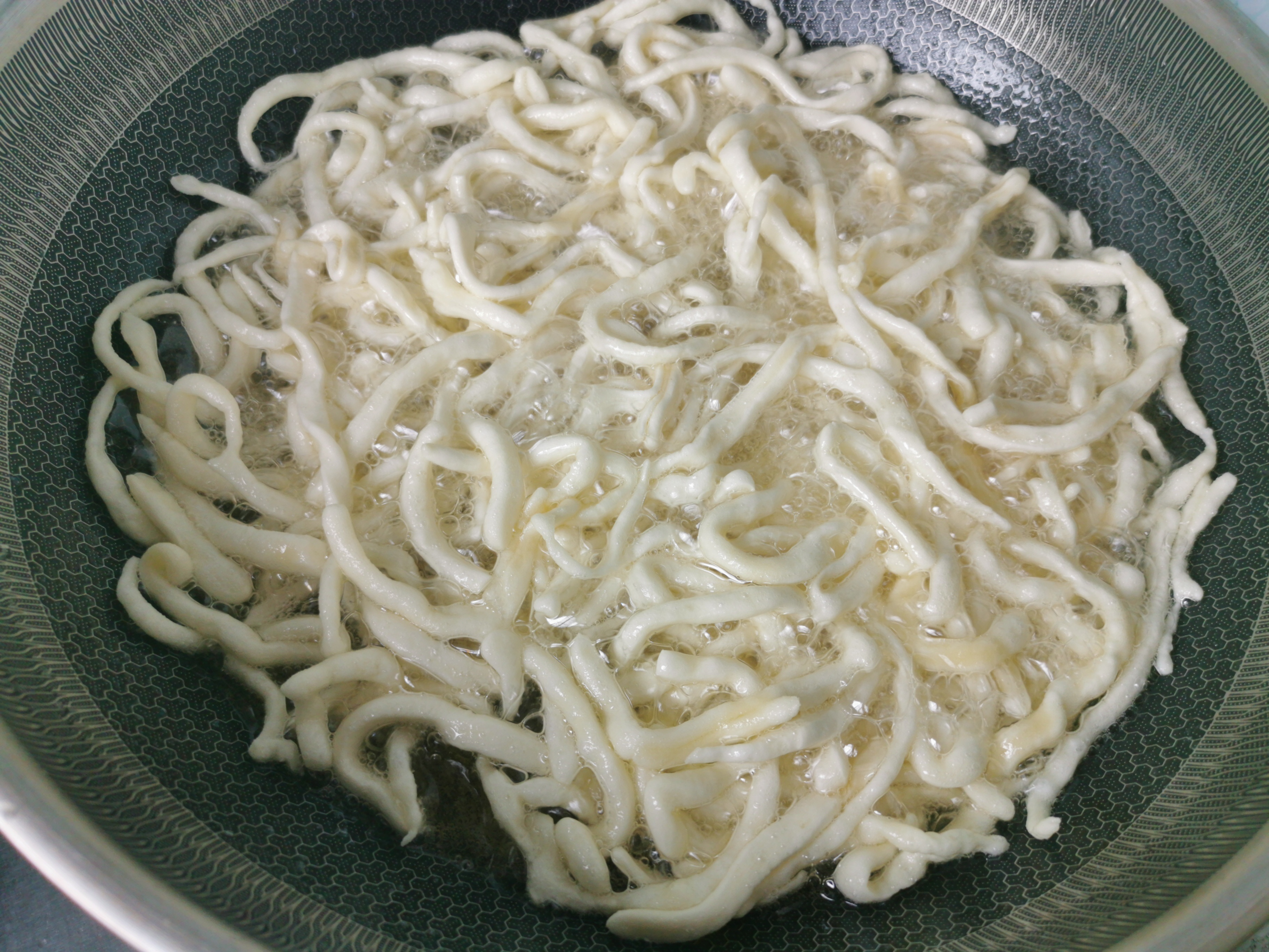 1碗面粉，3个鸡蛋，在家也能做沙琪玛，香甜绵软，没有添加剂