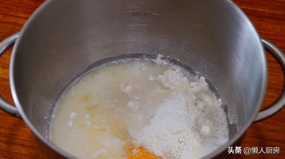 把酸奶包入麵團，瞬間變網紅美食，用手撕著吃，還能拉絲