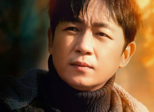 潘粤明发文父亲散步被车撞，十年绿叶衬红花，