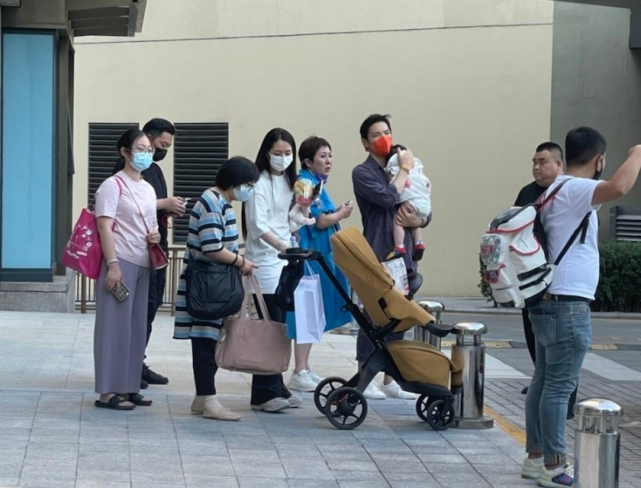 ​向太夫妇被偶遇，向华强一身名牌超时尚，坐头等舱飞北京看孙女