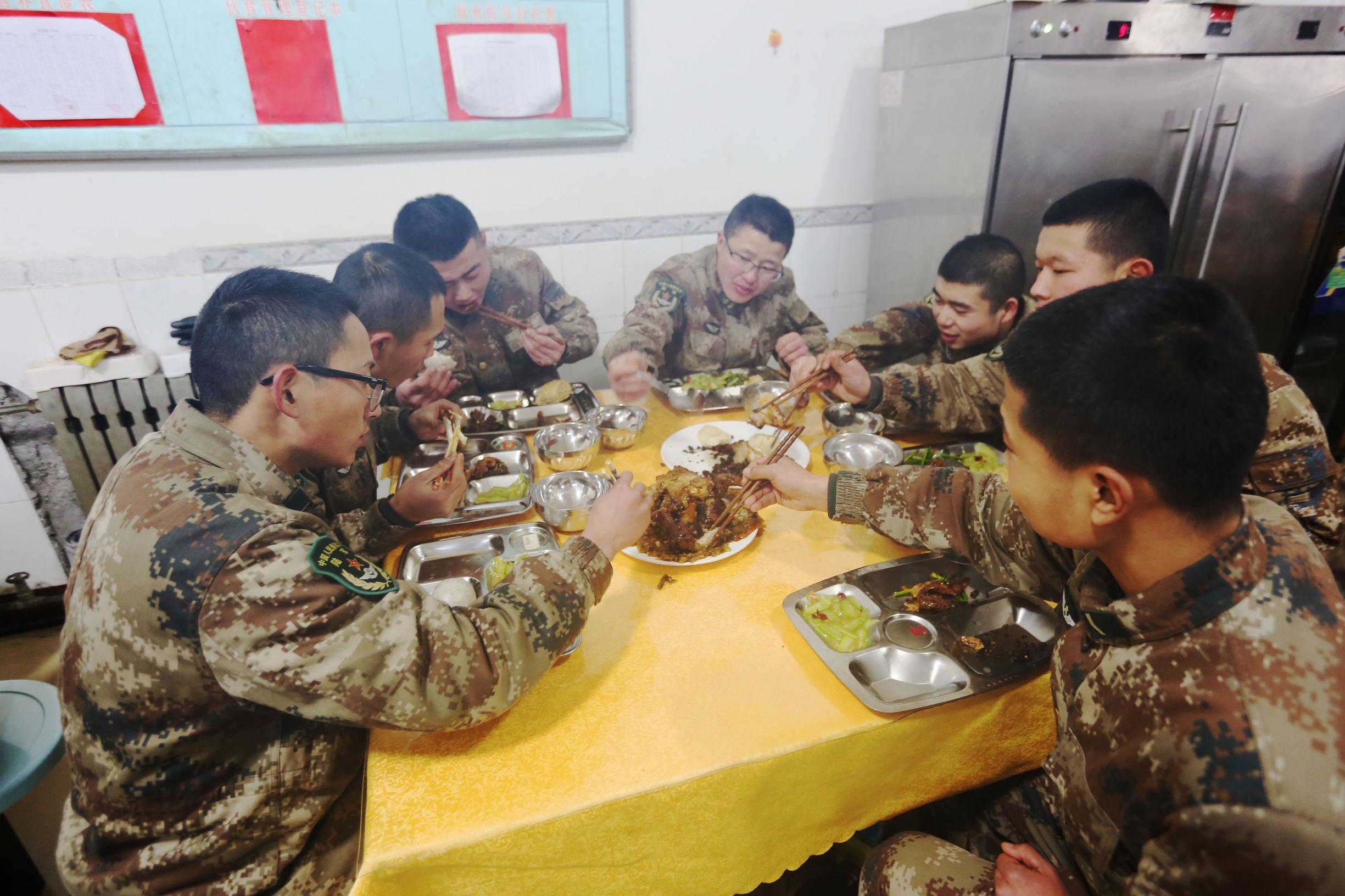 军队伙食比较：美军伙食像五星饭店，中国荤素搭配，印度呢？