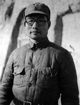 毛泽东从不去部下家吃饭，到青岛却让萧劲光尽地主之谊，自带俩菜