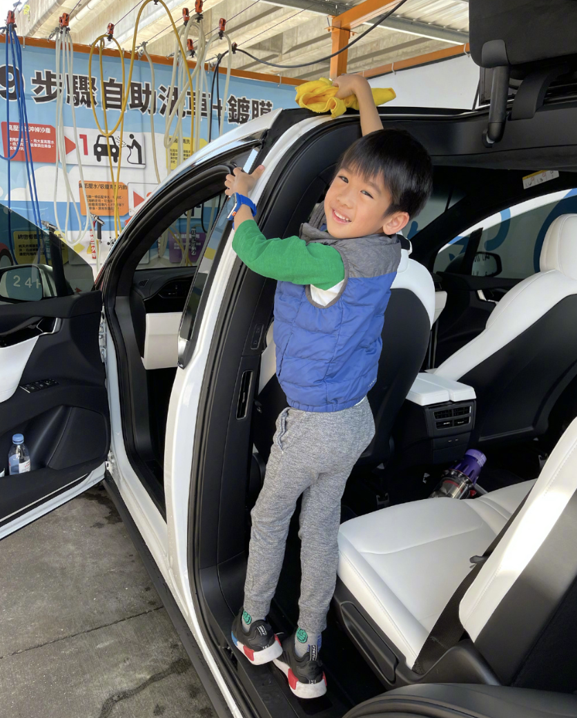 林志穎曬次子學烏克麗麗有模有樣，老三盯著哥哥眼神放空萌態足