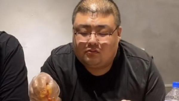 泡泡龙生前曾被好友倒灌花生油，画面让人非常