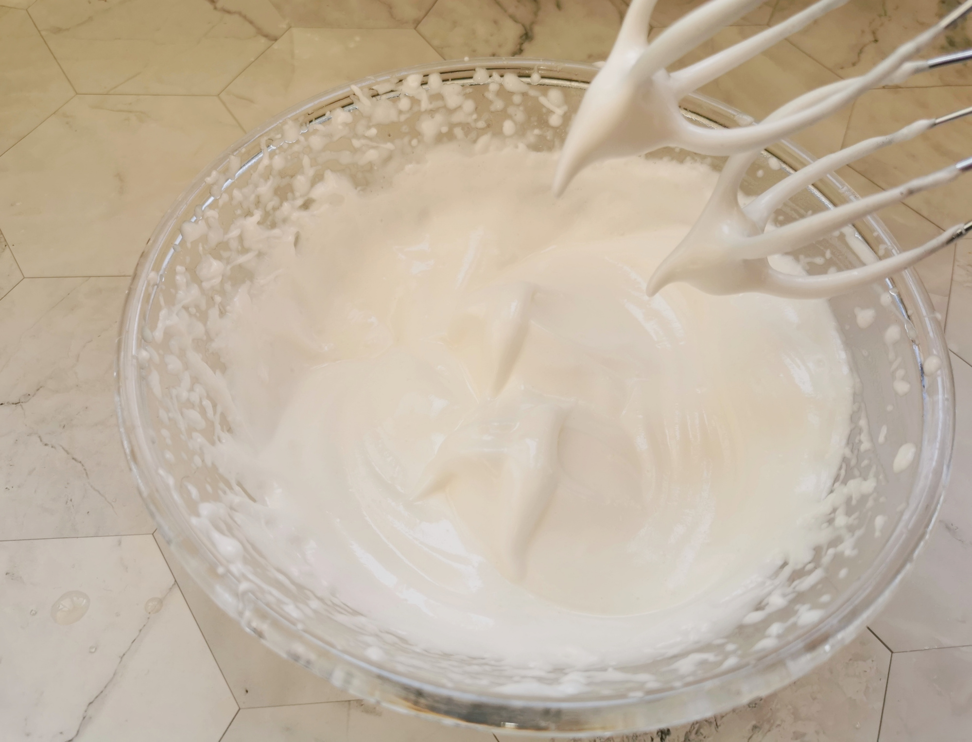 棉花糖也可以在家做，一個雞蛋做一盤，沒有添加劑，孩子吃得放心