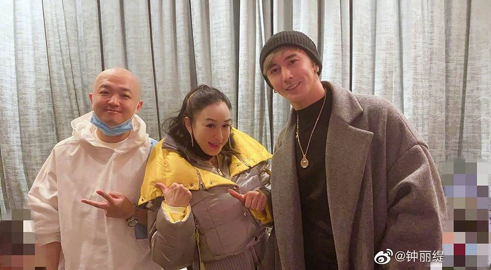 50岁钟丽缇扮嫩晒照，衣服臃肿表情僵硬，老公张伦硕瘦脱相