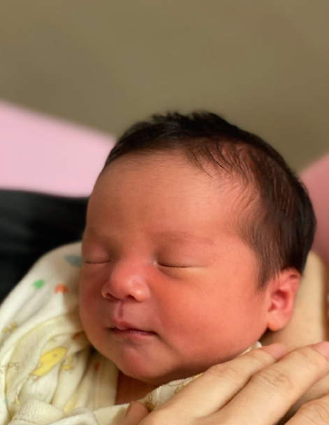 五月天怪兽官宣当爸，大方晒女儿正脸照，周杰伦阿信纷纷送祝福