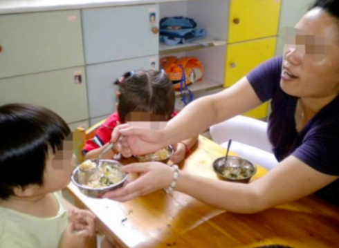 别再对娃“中国式喂饭”了，小举动大伤害，学会这2招让娃自己吃