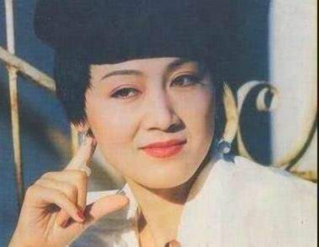 58岁老戏骨，27岁儿子智力只有4岁，让女儿“还债