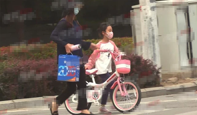 7岁甜馨相当独立，街头骑单车又美又飒，使劲抬