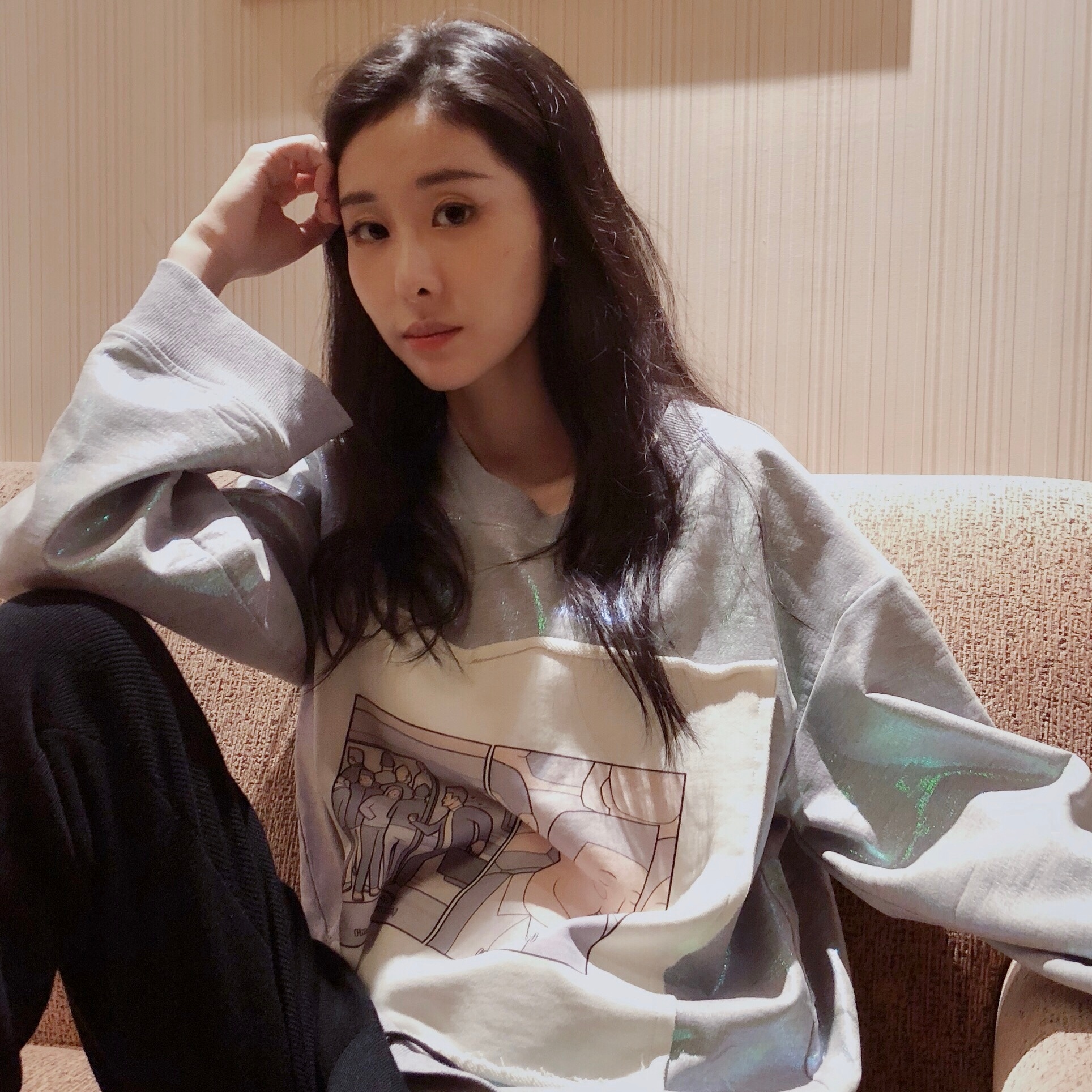 曝光|张碧晨孕照曝光早有迹象 脸部婴儿肥时刻盖着肚子