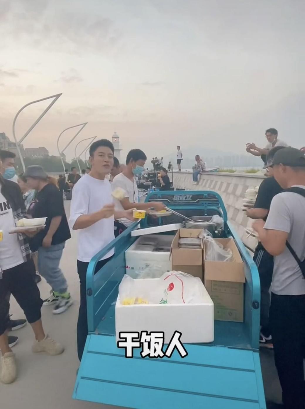 贾乃亮和群演吃同款剧组盒饭？大口啃馒头太抢