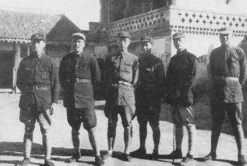 总理依托人脉，从马家军手中救出失散红军，重