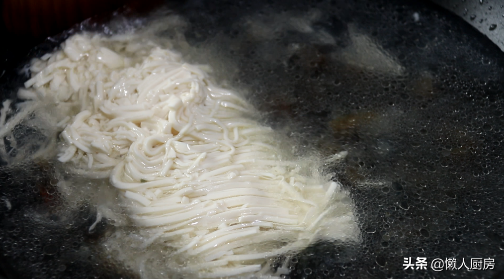 豆腐切絲，與皮蛋絕配，這樣做成湯羹，細膩爽滑，營養又美味