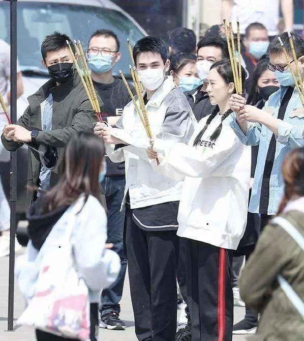 朱一龙《叛逆者》最新路透照片曝光，儒雅的气