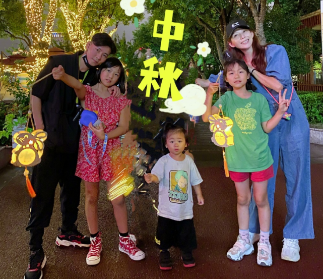 张晋蔡少芬一家过中秋，俩女儿越长越像双胞胎，乐儿扎小辫像女孩