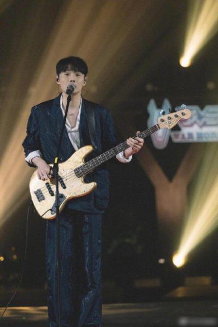 李荣浩提词器比别的明星大一倍？网友爆笑：他眼睛小又不是近视