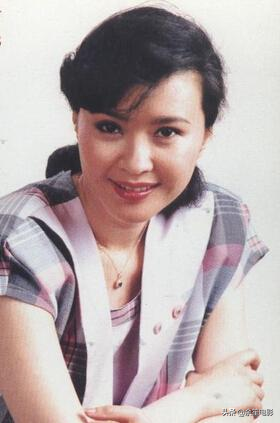 80年代当红女星方舒，二婚嫁给小十岁屠洪刚，如今过得怎么样了？