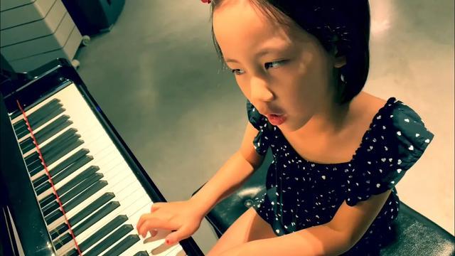 黄磊二女儿弹唱咏叹调，妹妹一本正经表演，表情严肃又好笑