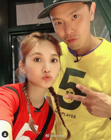 黄鸿升灵堂布置曝光！被白色花朵包围，遗照帅气阳光