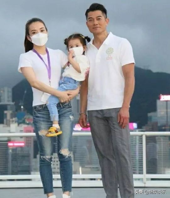 年过半百的郭富城娶小22岁的娇妻，一家人甜蜜同框，简直羡煞旁人