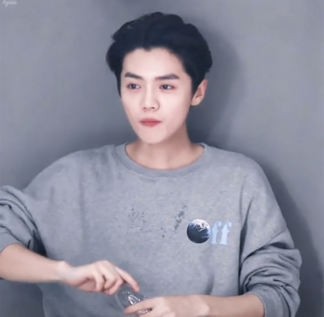 鹿晗穿情侣装撒糖，此前关晓彤曾穿同款与他过