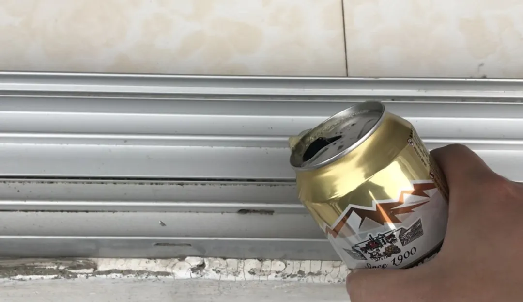 一瓶啤酒就可以把门窗轨道清理干净,省钱省时又省力