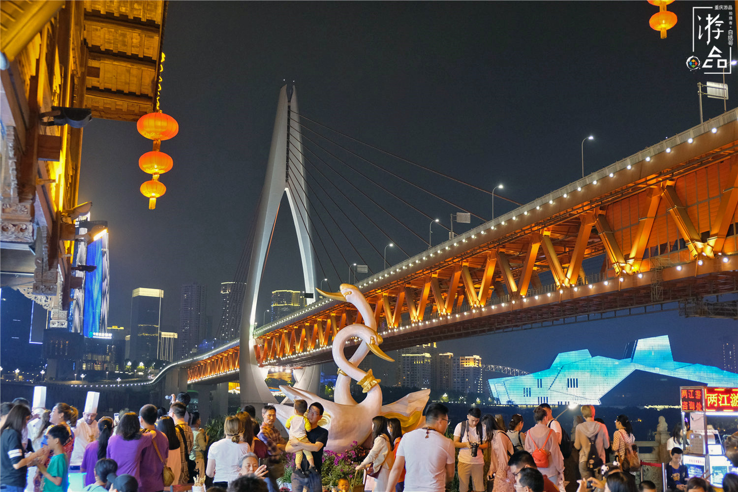 重庆不可忽略的两座大桥，轨道与公路并行，因游客太多被交通管制