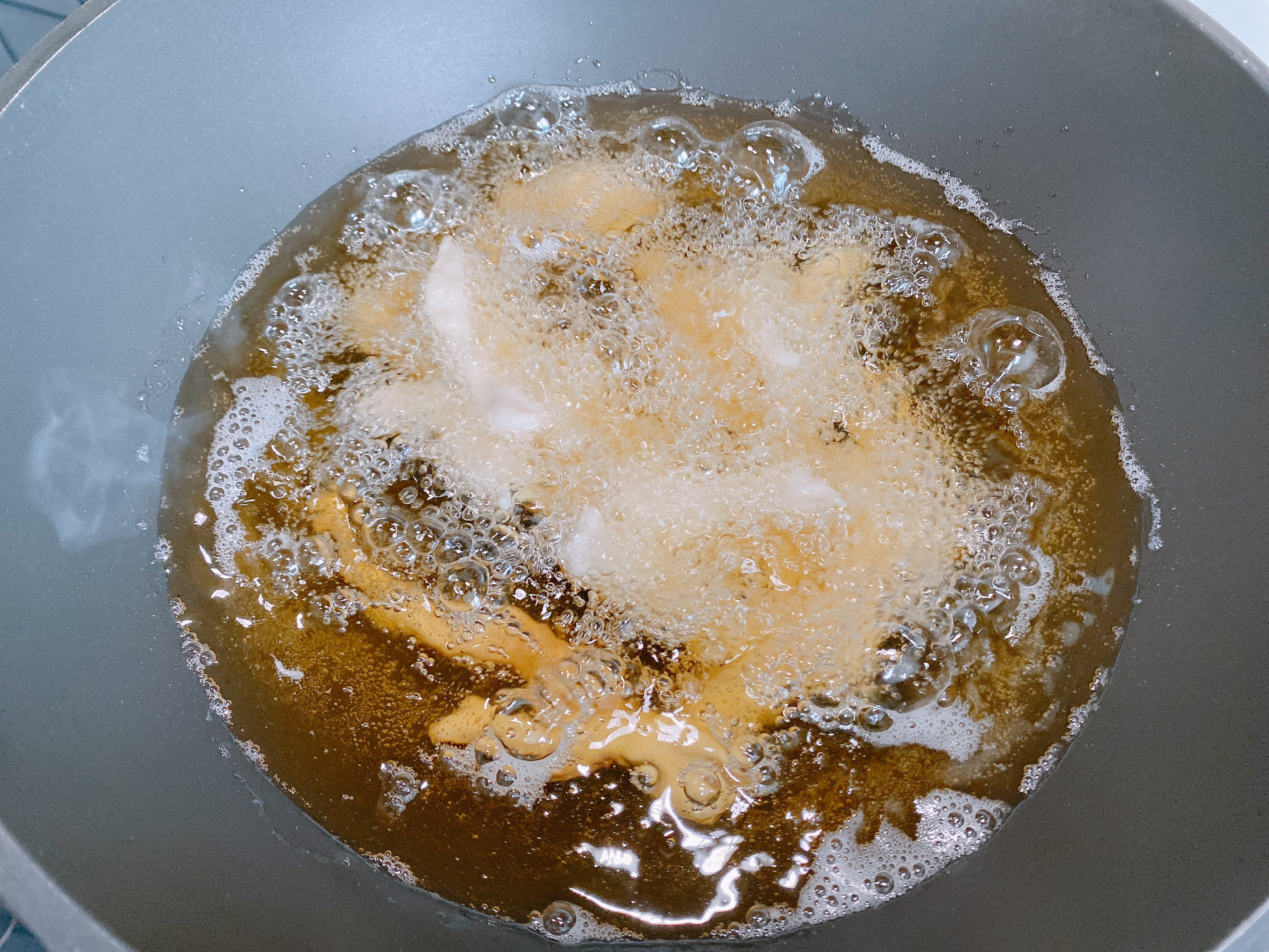 年夜飯必備糖醋里脊，萬能糖醋汁和掛糊技​​巧分享給你，酥脆不回軟